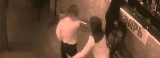महिला वेटर से अश्लील हरकत, फिर क्या हुआ (देखें वीडियो) - Customer Grabs A Waitress’ Butt