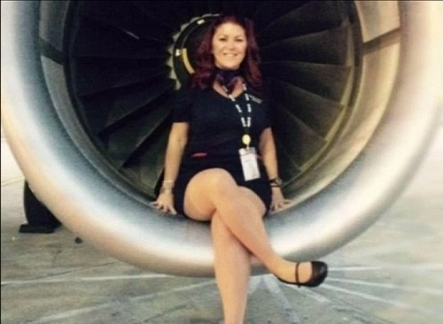 प्लेन के इंजन में बैठकर खिचवाया फोटो, मचा बवाल - Flight attendant, under fire, posing photos