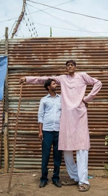भारत के सबसे लंबे आदमी को क्यों नहीं मिल रही नौकरी? - India, Tallest man, Unemployed, 8 feet 1 inch, Meerut, Dharmendra Singh