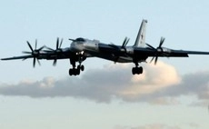 जब अमेरिकी लड़ाकू विमान के करीब आया रूसी युद्धक विमान... - Plane crash averted