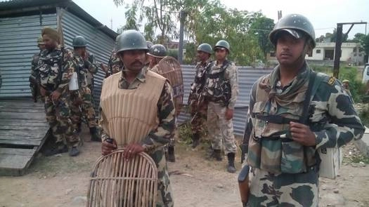 कश्मीर में 12 देशद्रोही सरकारी कर्मचारी बर्खास्त, 24 पर तलवार लटकी