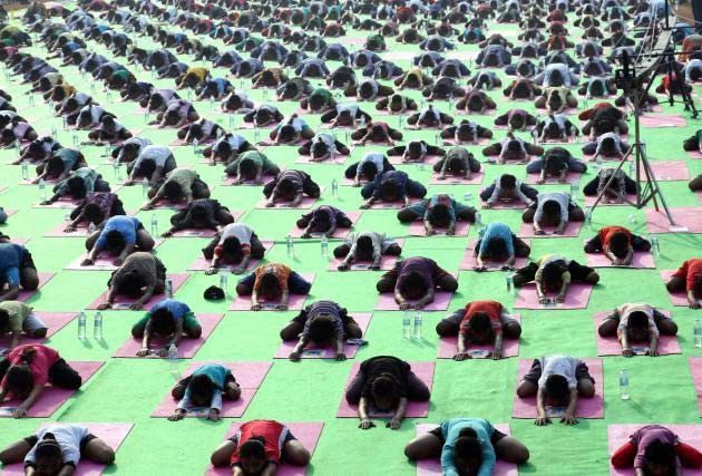 योग दिवस के लिए यूजीसी के निर्देशों पर बवाल - Yoga Diwas