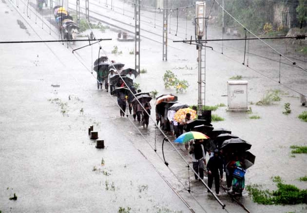 વરસાદથી મુંબઈમાં ત્રાહિમામ, 24 કલાકમાં 283 એમએમ વરસાદ, 48 કલાકમાં હાલત વધુ બગડી શકે છે (જુઓ ફોટા)