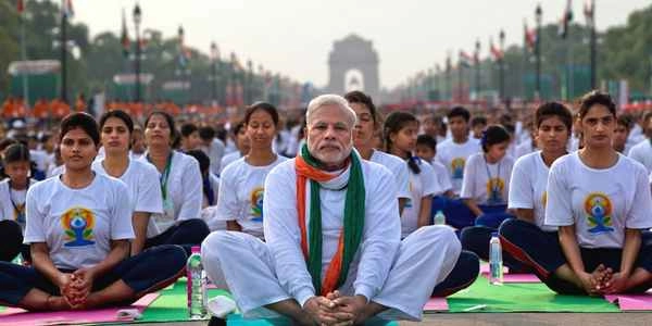 मोदी ने लगाई सबसे बड़ी योगा क्लास - Narendra Modi