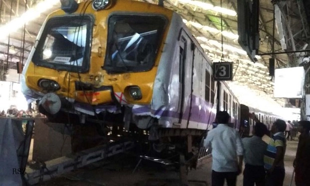 प्लेटफॉर्म पर चढ़ी ट्रेन (देखें वीडियो) - Mumbai, local, churchgate railway station