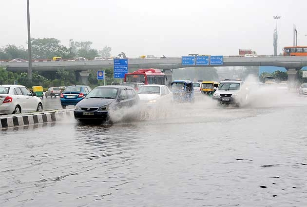 Weather Prediction: दिल्ली में बारिश से कई इलाकों में भरा पानी, आज भी वर्षा जारी रहने का अनुमान