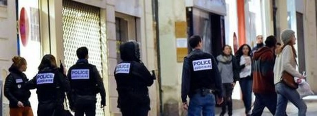 पेरिस के एक स्टोर में बंदूकधारियों ने 10 लोगों को बंधक बनाया