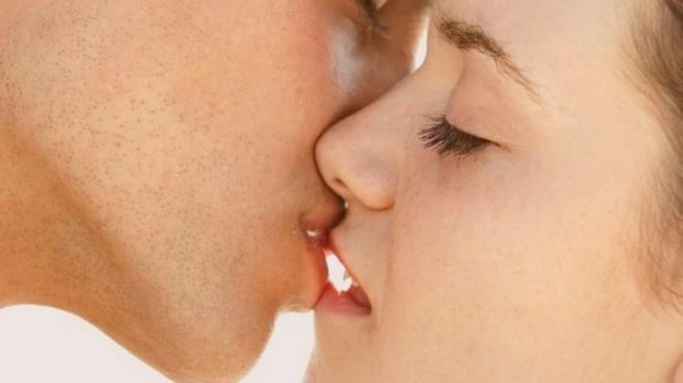 किस केल्याने होतात कॅलरीज बर्न, जाणून घ्या फायदे