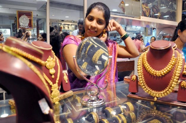 सोने पर नोटबंदी का असर, कम हुए दाम, गिरी मांग... - Gold demand reduced due to currency ban