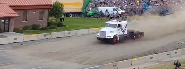 ट्रक को हवा में 166 फीट उड़ाकर बनाया रिकॉर्ड (वीडियो)
