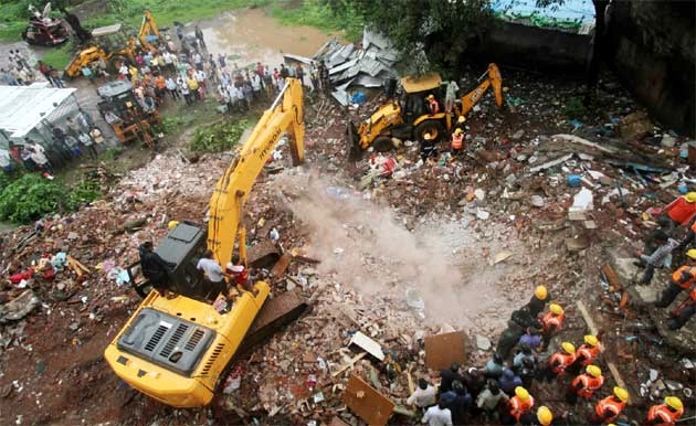 जमींदोज हुई इमारत, बचाव में राहतकर्मी (फोटो) - Building collapsed in Thane