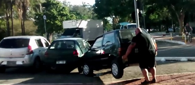 युवक ने हाथों से उठा ली कार, वायरल हुआ वीडियो - crazy-strong bicyclist, Brazil, lifted a car