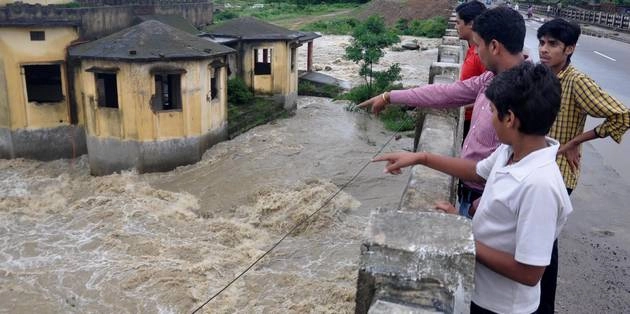 देश में बाढ़ के कारण 81 लोगों की मौत - Flood