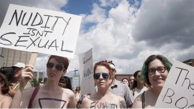 कनाडा : सैकड़ों 'टॉपलेस' महिलाओं का विरोध प्रदर्शन - topless women cycle protest march