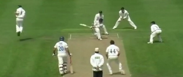 जब ट्रॉट की जेब में फंस गया कैच(वीडियो) - Jonathan trott, England cricketer, catch, Joyce