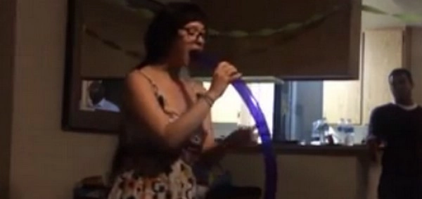 चार फीट का गुब्बारा निगल गई महिला और... - woman entertains, party guest, swallowing