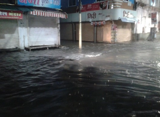 इंदौर में भारी बारिश से आई बाढ़ (देखिए फोटो)