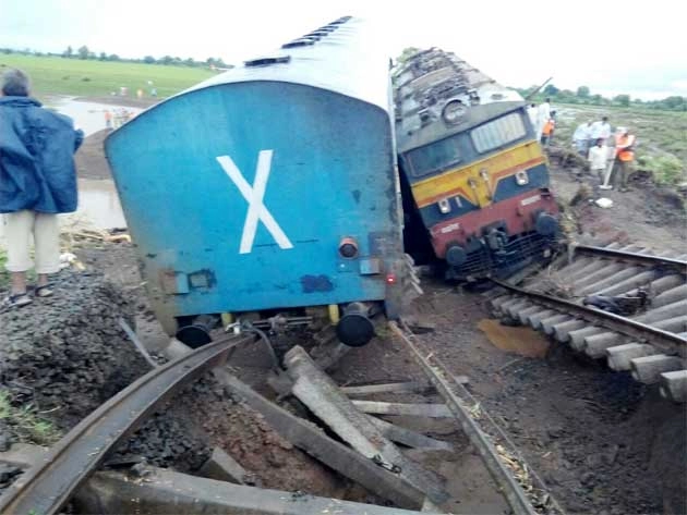 उत्तर प्रदेश के टूंडला में मालगाड़ी से टकराई कालिंदी एक्सप्रेस, बड़ा हादसा टला - Kalindi Express accident