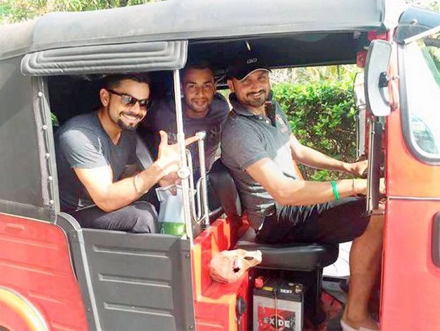 श्रीलंका में भारतीय खिलाड़ियों ने चलाया ऑटो रिक्शा