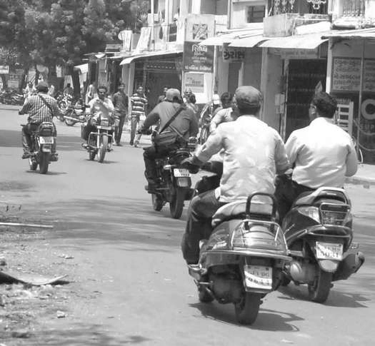 गुजरात में शांति, अहमदाबाद में कर्फ्यू जारी