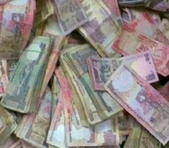 भाजपा सांसद ने गणेश पंडाल में उड़ाए लाखों के नोट
