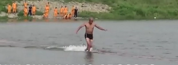 पानी पर दौड़ लगाकर तोड़ा खुद का रिकॉर्ड (वीडियो)