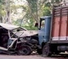 एसयूवी कार ट्रक से टकराई, पांच की मौत - SUV car collides with truck, 5 dead