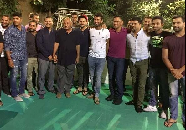 पुजारा ने घर पर दी टीम इंडिया को दावत - cheteshwar pujara hosts dinner for team india