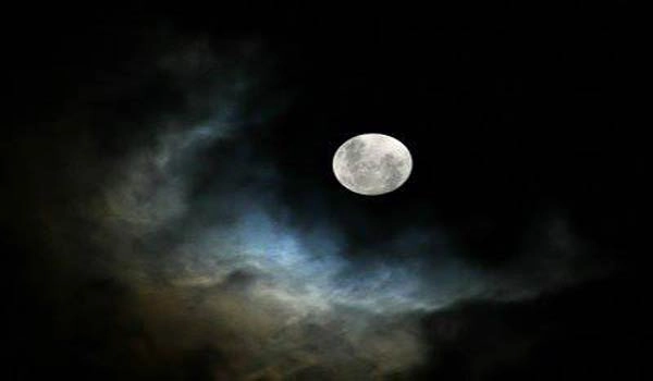 हिन्दी कविता : चांद की आंखों में
