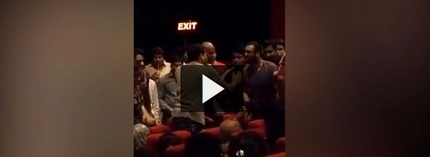 मुस्लिम परिवार ने किया राष्ट्रगान का अपमान, सिनेमा हॉल से बाहर निकाला (वीडियो)