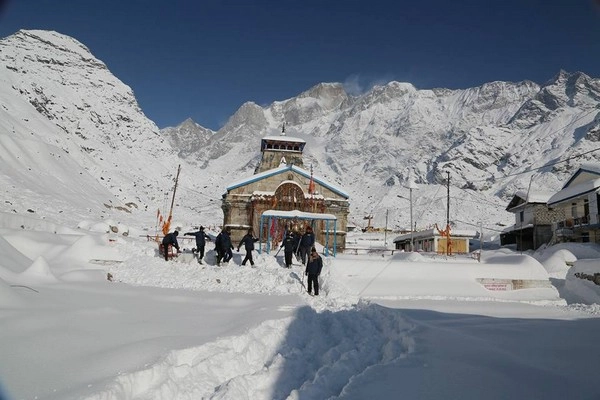 केदारनाथ में फिर हिमपात, सैकड़ों श्रद्धालुओं ने किए बाबा के दर्शन - snowfall in Kedarnath