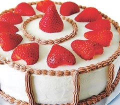 नववर्ष पर बनाएं स्ट्रॉबेरी केक विद क्रीम - strawberry cake