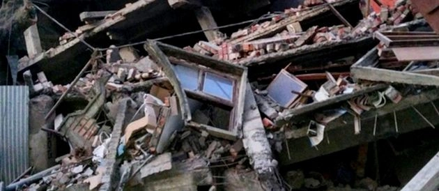 भूकंप ने मचाई तबाही, 24 घंटे बाद जिंदा निकला युवक