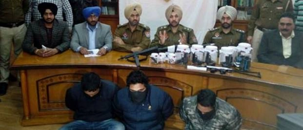 मोहाली में तीन संदिग्ध युवक गिरफ्तार, पाकिस्‍तान-चीन में बनी 2 AK-47 बरामद