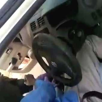 सरकार की कार में हो रहा था गंदा काम (वीडियो)