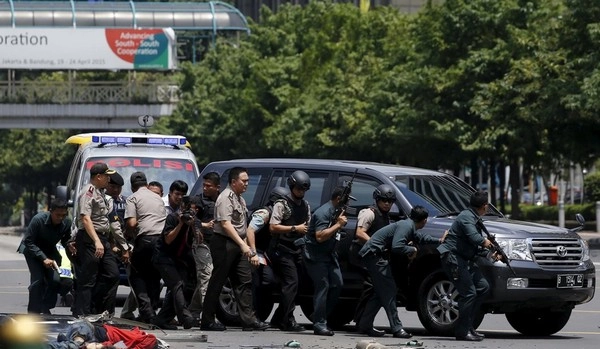 जकार्ता में सड़कों पर बिखरी लाशें, आतंकी बरसा रहे हैं बम और गोलियां... - Jakarta attack photos terrorist killing people on roads