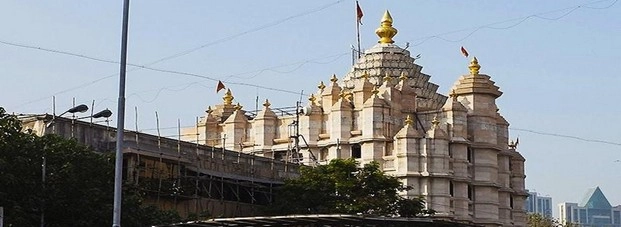 क्या करते हैं मंदिर चढ़ावे की दौलत का - hindu mandir offerings or donations