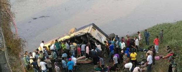 गुजरात में सरकारी बस के पुल के गिरने से 37 लोगों की मौत