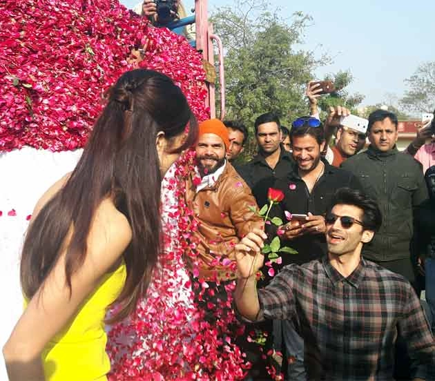 किसने दिए कैटरीना कैफ को एक ट्रक गुलाब... - Aditya Roy Kapur presents Katrina with a truck full of Roses on Rose day!