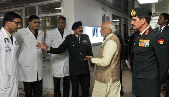 सियाचिन के जांबाज से मिले मोदी,  साहस को किया सलाम - PM meets with soldier rescued in Siachin