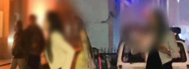 दिल्ली में शराबी लड़की ने मचाया उत्पात (वीडियो) - Drunk Girl creates ruckus in Delhi