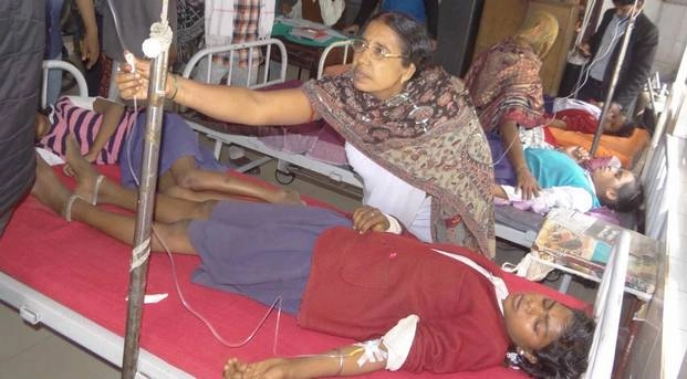 महंगी पड़ी पेट के कीड़े मारने की दवा, 200 बच्चे बीमार - 200 students ill after taking deworming tablet