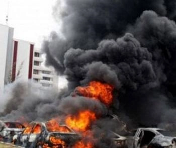 इराक में दोहरा कार बम विस्फोट, 33 की मौत