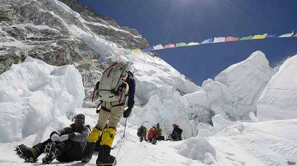 Mount Everest। एवरेस्ट पर चढ़ने की होड़ में भी अब पैसे का खेल - Mount Everest