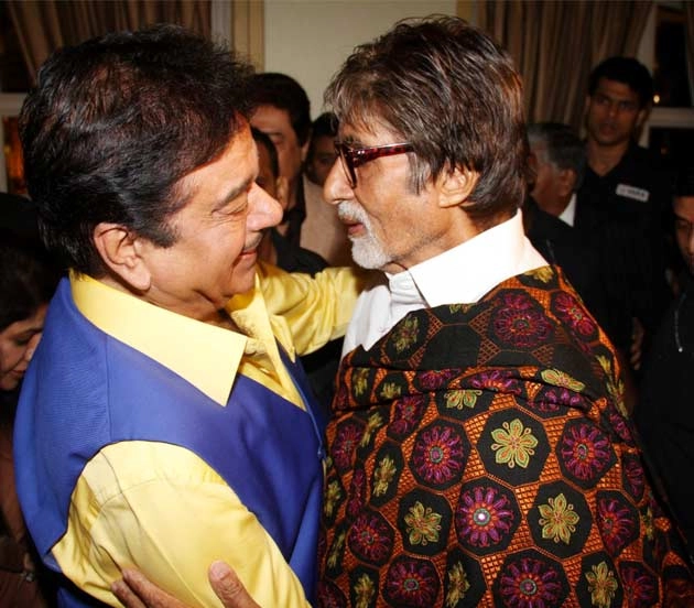 आखिरकार गले मिले अमिताभ और शत्रुघ्न सिन्हा (फोटो) - Amitabh Bachchan, Shatrughna Sinha, Anything But Khamosh