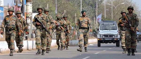 कश्मीर के कई हिस्सों में सेना ने चलाया तलाशी अभियान - LoC, Indian Army, Search operation