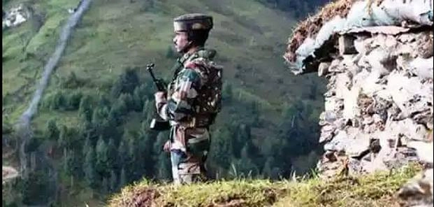 पाकिस्तान ने दो कश्मीरी युवकों को भारत को सौंपा - 2 Kashmiris who strayed into Pakistan handed over to India