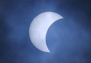 इंडोनेशिया में पूर्ण सूर्य ग्रहण को लगी बादलों की नजर - Solar eclipse, total solar eclipse, Indonesia