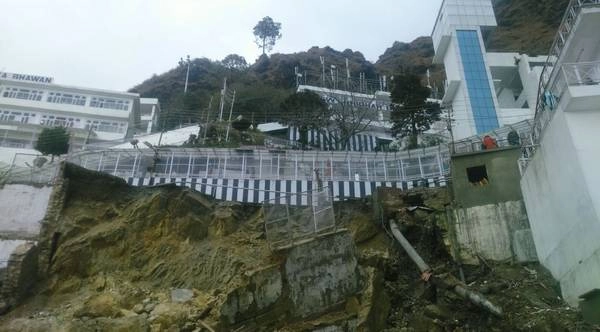वैष्णोदेवी गुफा के द्वार पर भूस्खलन (देखिए फोटो) - Landslide near Vaishnodevi temple