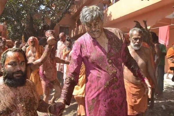 नागा साधुओं ने खेली गोबर से होली - Holi of Naga sadhu in Ujjain